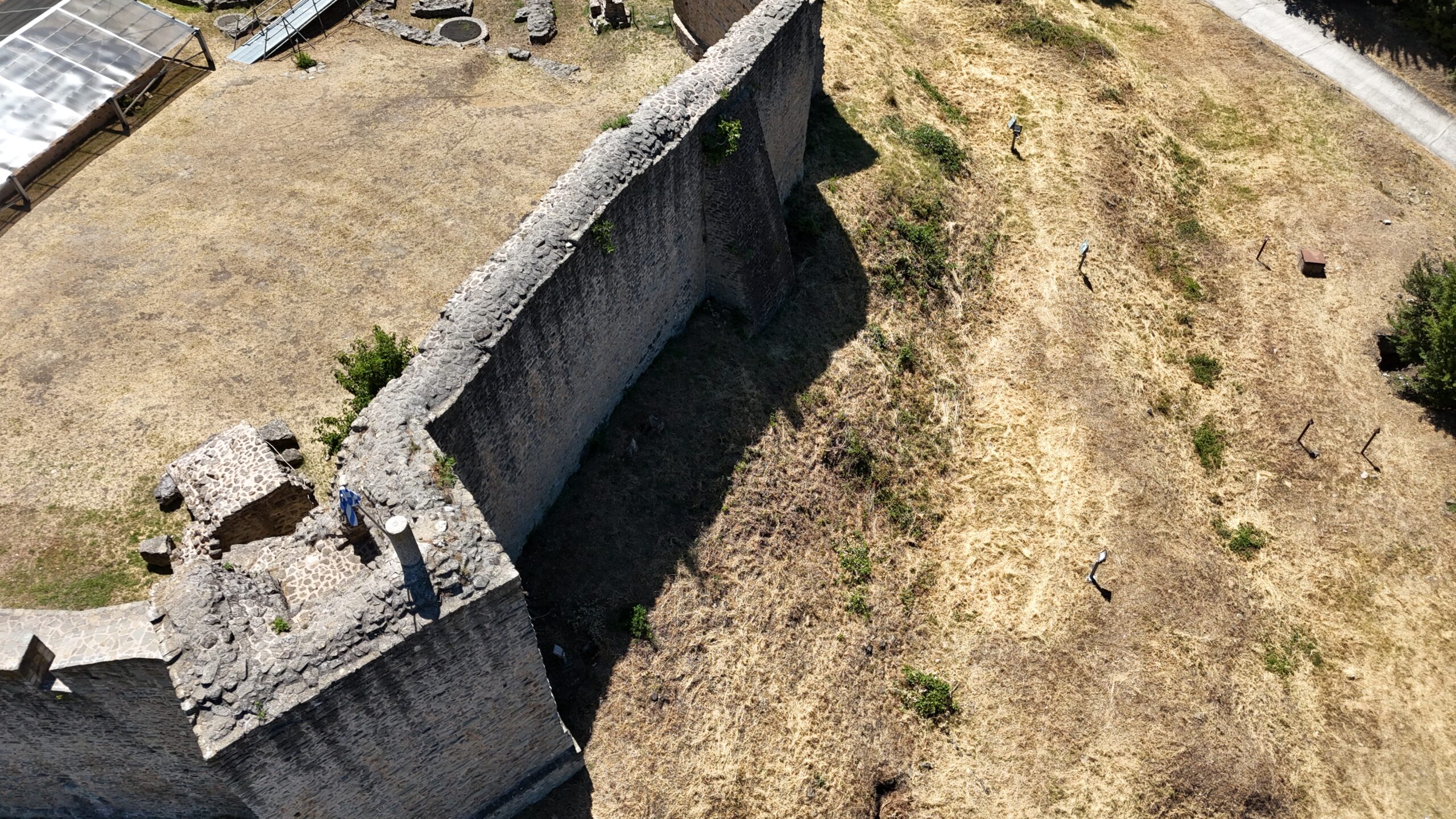 Άποψη ενός από τους έξι Πύργους